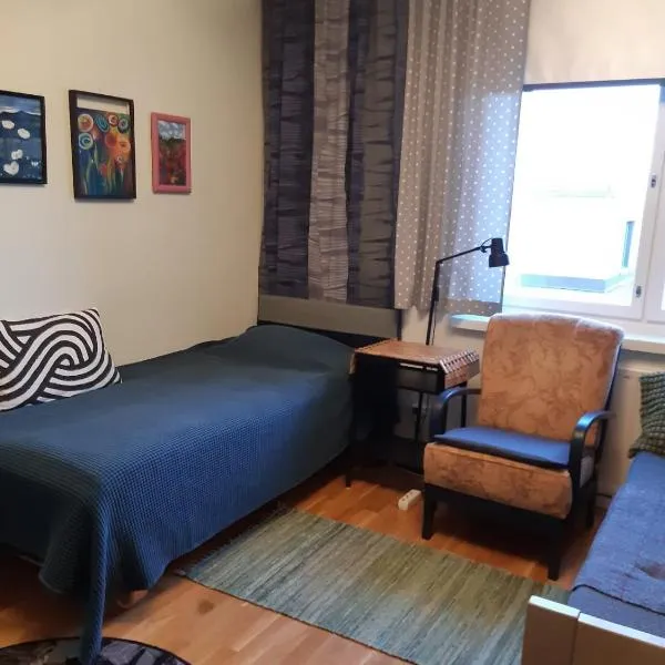 Majoitus keskustassa (Viihtyisä huone kaksiossa), Hotel in Kuopio