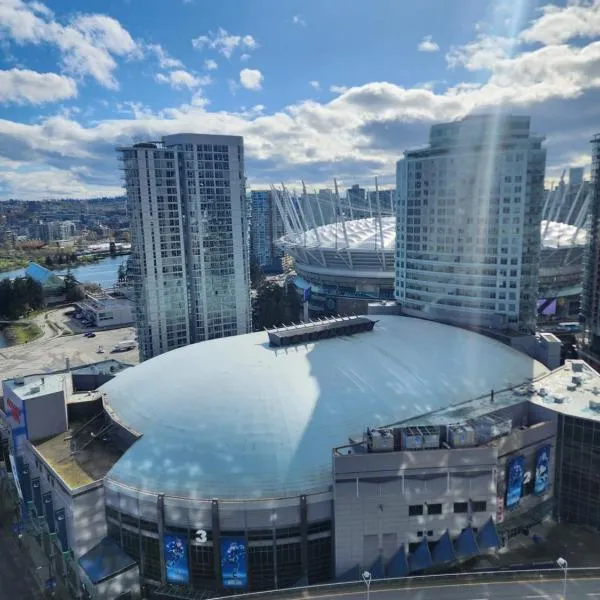 Modern High-Rise 1 Bedroom Condo with water view near stadiums, hotel in Vancouver