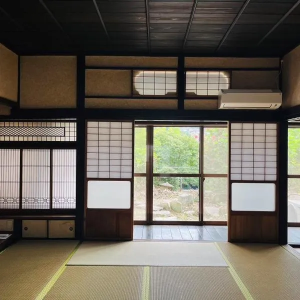 1日1組1棟貸 5LDKお洒落古民家 駐車場2台付 "一休庵" Traditional house with yard and parking, hotel v destinaci Hirošima