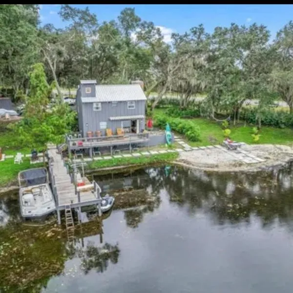 cozy lakeside retreat, hotel in Silver Springs