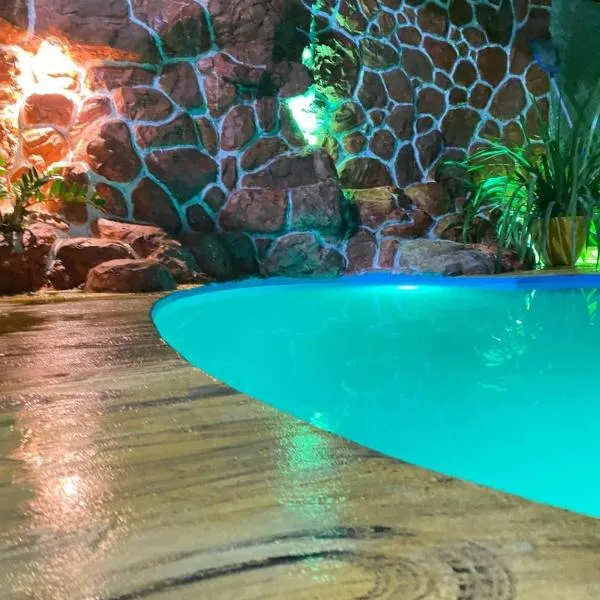 chalé com cozinha dois quartos e piscina privativa, hotel in Fortim