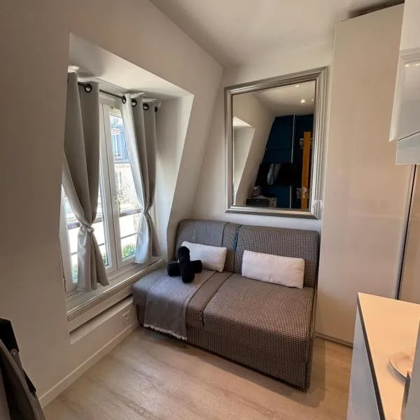 Paris 17 - STUDIO compact 10m2 -110 sqf - coeur BATIGNOLLES - entièrement rénové - vue toits PARIS - idéal SOLO traveler、パリのホテル