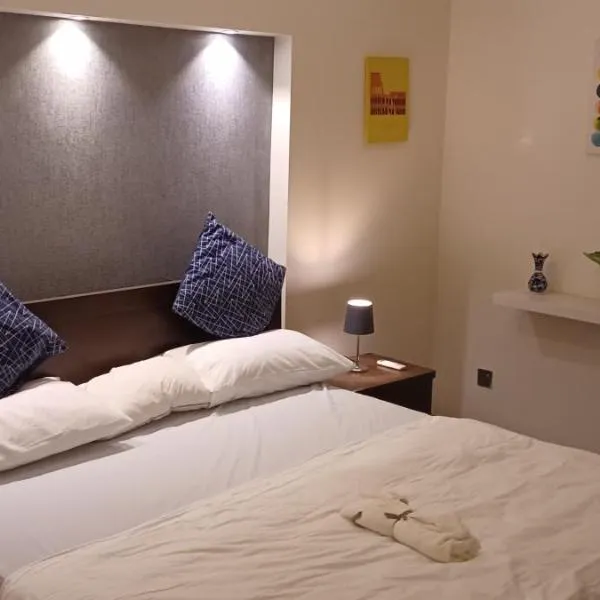 Family Home in the Heart of Bahria Town, hôtel à Lahore