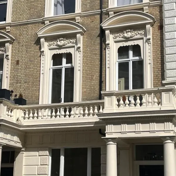 Newly refurbished- Awesome very central flat in famous Notting Hill with a balcony, hotel in London