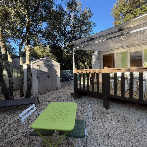 Mobil-home 2 personnes climatisé、Orgnac-lʼAvenのホテル