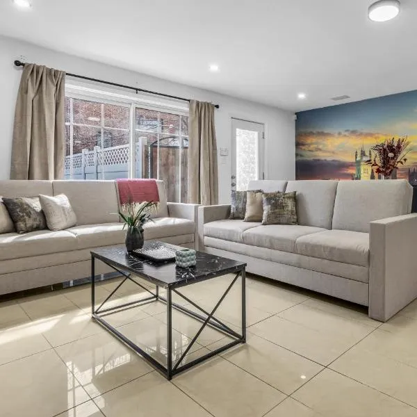 AMAZING 4-BDR in HOMA -EMPLACEMENT PARFAIT, hotel in Montreal