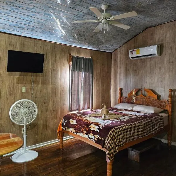 Hibiscus Cabin with AC at Freshwater Creek Cabanas, ξενοδοχείο σε Hopkins