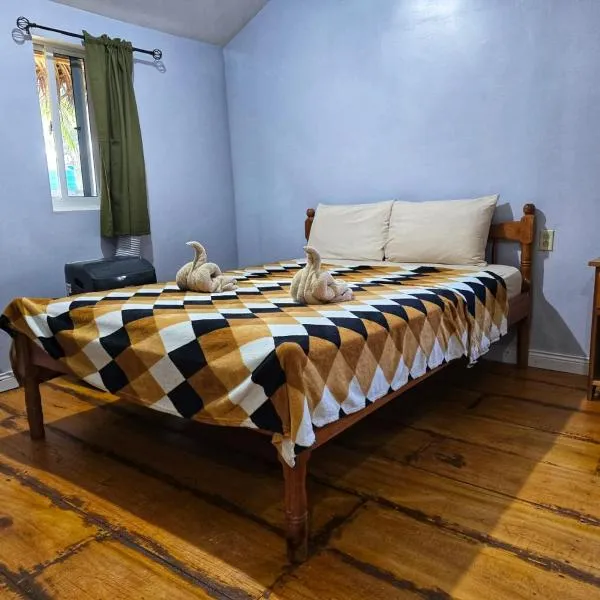 Cotton Tree Cabin at Freshwater Creek Cabanas, ξενοδοχείο σε Hopkins