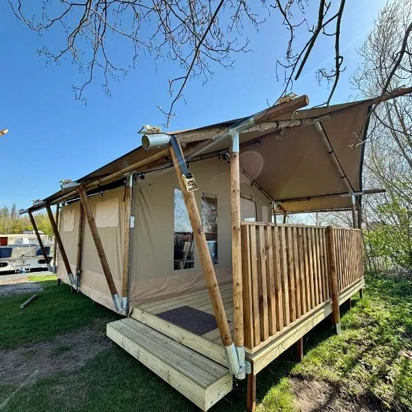 Luxe glamping tenten aan het water、Wommelsのホテル