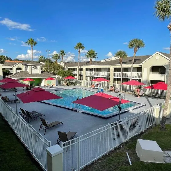 Newly Room in cozy hotel with Super location to the Parks, hotel in Kissimmee