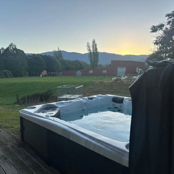 Town location, rural stay, hotel in Takaka