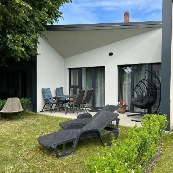 Albatross Relax Bungalow seaside, hotel in Ķesterciems