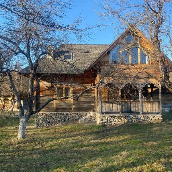 Casa Bunica - Vila Rustică cu Prispă Experiență Românească Autentică lângă Pârâu în Natura Loc Joaca Copii Oaza de Liniște, hôtel à Vama Măgura