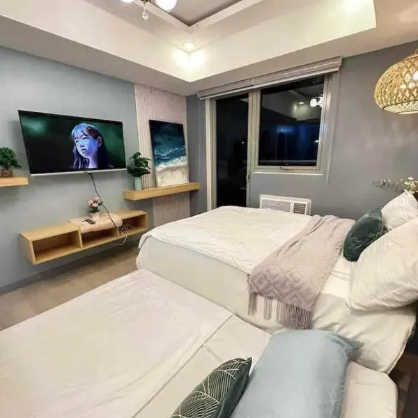 20th floor Studio with 2 BEDS,Hi-Speed WIFI, NETFLIX,WIFI,YTpremium,Games,Washer,Kitchen,HIghFloor,BALCONY - RIENZI' HIRAYA AT AZURE NORTH，位于圣费尔南多的酒店