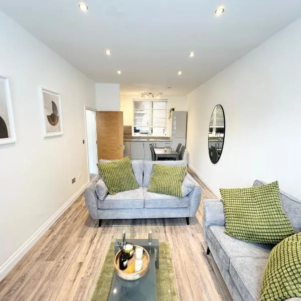 THE PHEONIX SUITE - 2 BEDROOMS - FREE ALLOCATED PARKING - JQ LIVING - BIRMINGHAM CITY CENTRE - SLEEPS 5 - LUXURY - 2 BATHROOMs, hotel v Birminghamu