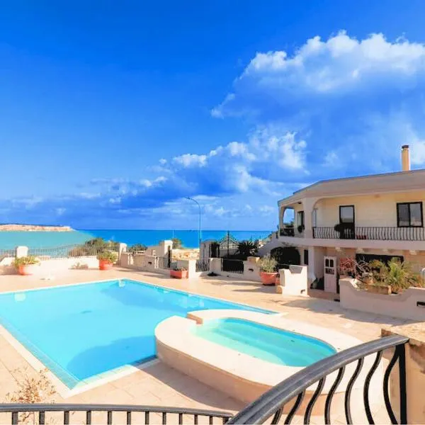 Seaview Octagon Villa with Pool & Outdoor Whirlpool, hotell sihtkohas Għajn Żejtuna
