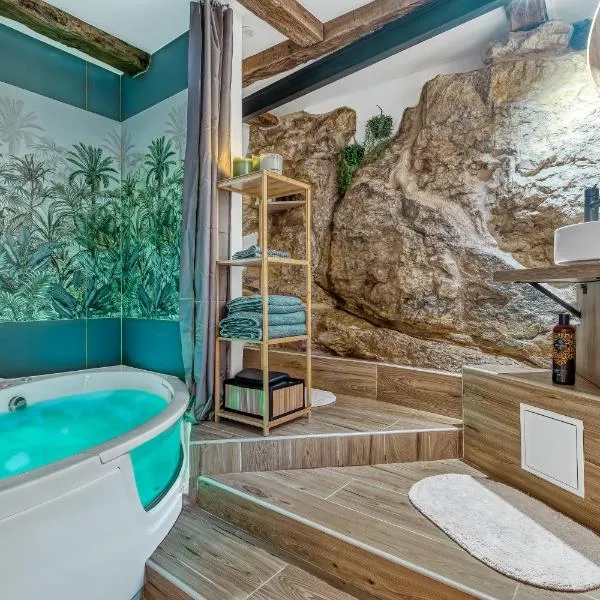 Secret room jacuzzi vieille ville Annecy, hotel in Annecy