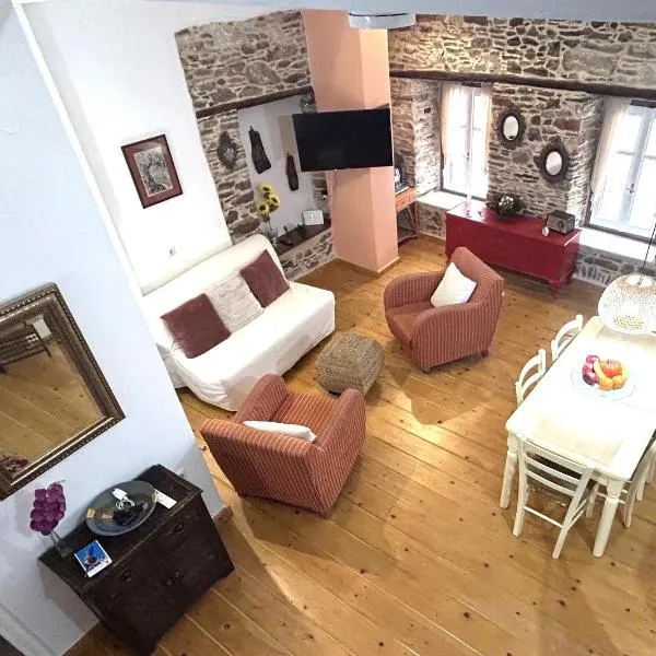 Traditional wood and stone Villa, hotel v destinaci Ermupoli