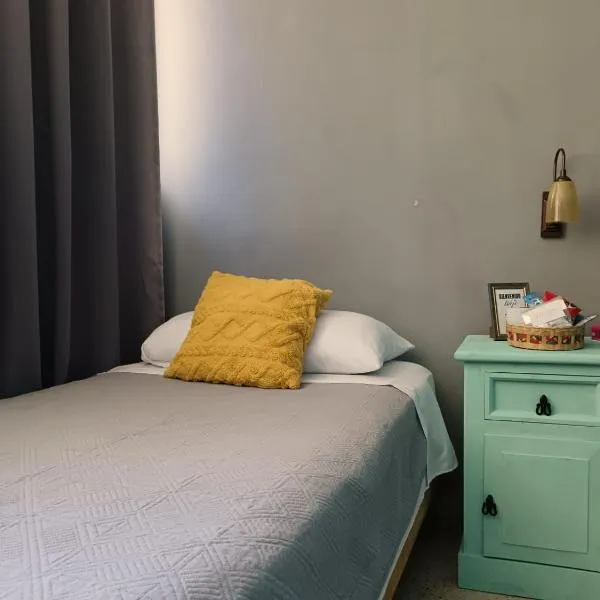 Habitación con baño compartido cerca al Parque San José, hotel in Córdoba