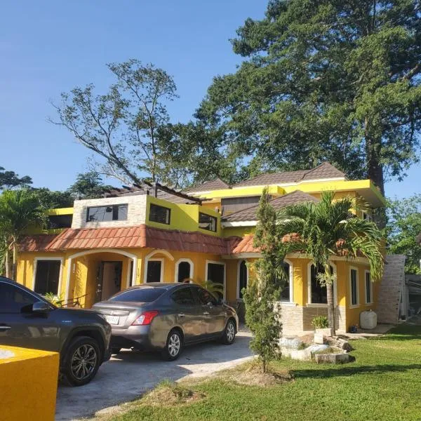 Goalden Moons Villa, hotel em Knowles