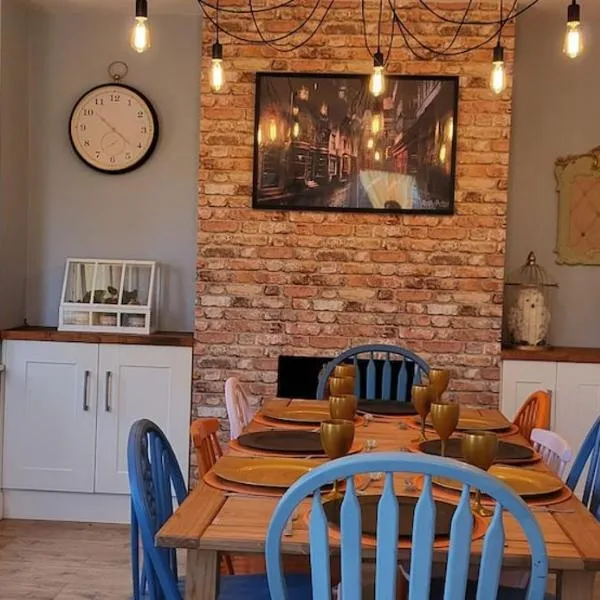 The House of Requirement, hotel in Leavesden Green