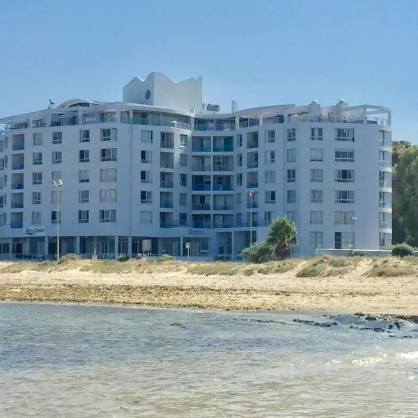 False Bay Inn, hotel in Strand