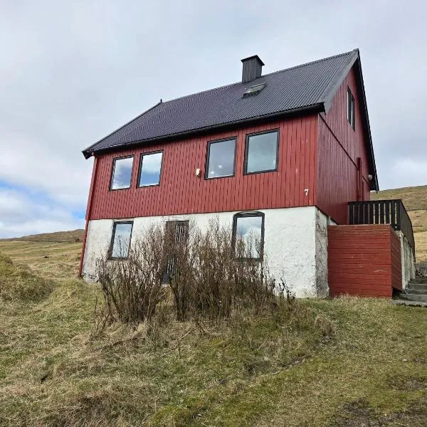 Charming 2BR Home with Sea and Mountain Views, Hotel in Miðvágur