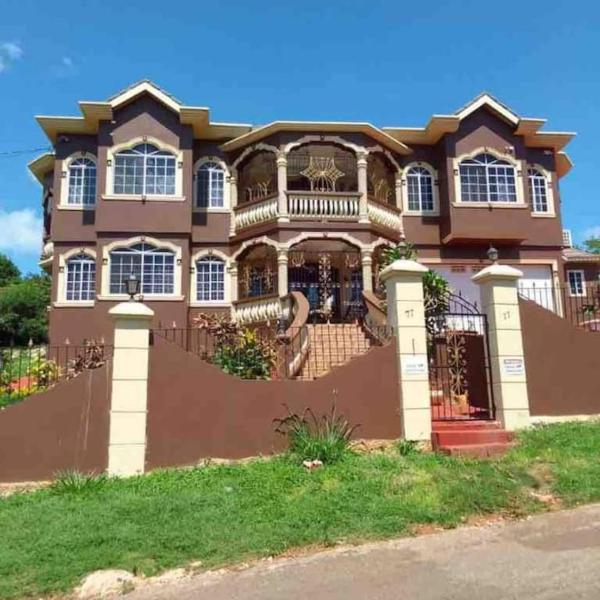 Large 3 bedroom with King beds, Malvern Chase