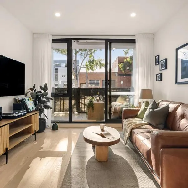 Peaceful Escape with King Bed, Parking and Walk to CBD!, hotel di Melbourne