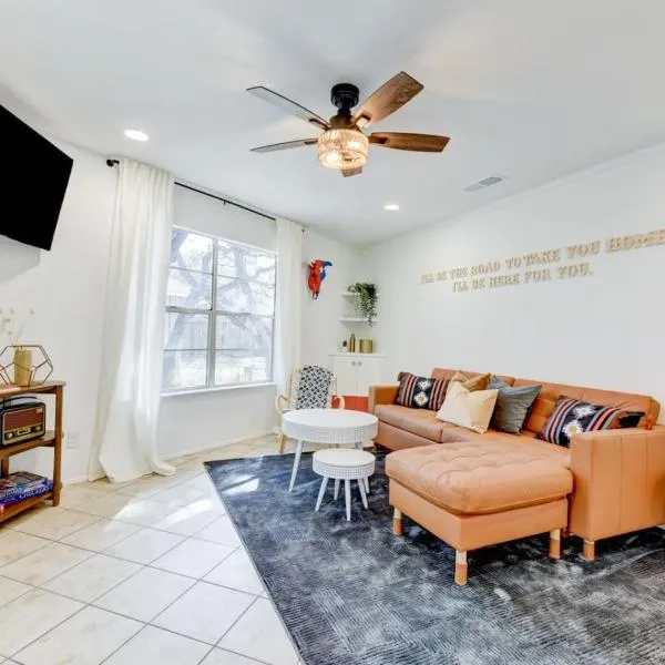 Downtown - Shiner Bungalow at Beer Ranch Project, hotel i Wimberley