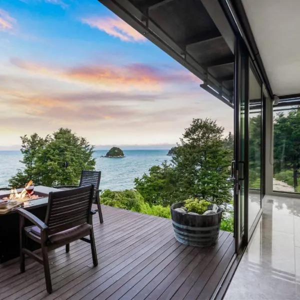 Lodge by the beach - Luxury, Beach access, Ocean views, Private chef, hotel v destinaci Kaiteriteri