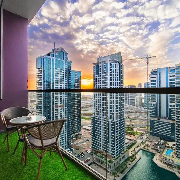 Lake View 1BR in JLT - Walk to Metro & FREE Baby Gear, hotel v Dubaji