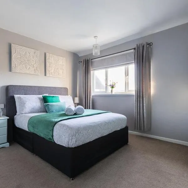 Clicketts - 3-Bedroom, Full Entire House, Sleeps 6 guests, Free wifi, Street Parking, Smart TV, Basildon, Essex London, hotel in Basildon