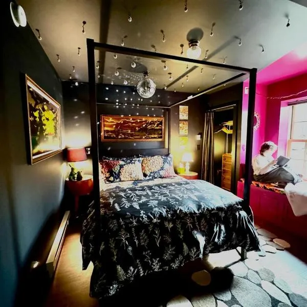 The Disco Den on Toad Road, hotel u gradu 'Plainfield'