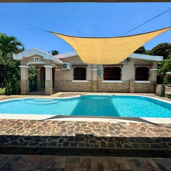 Home with Swimming pool, Wi-FI, hotel ad Ahuachapán