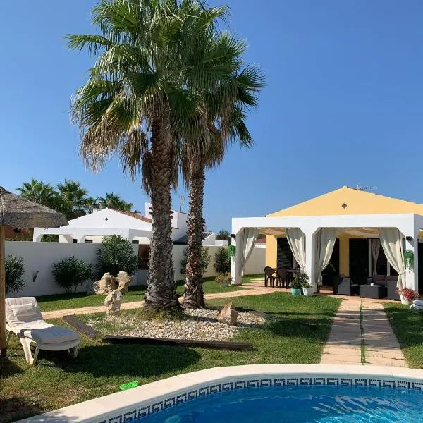 Chalet con piscina en Menorca, Hotel in Cala'n Bosch