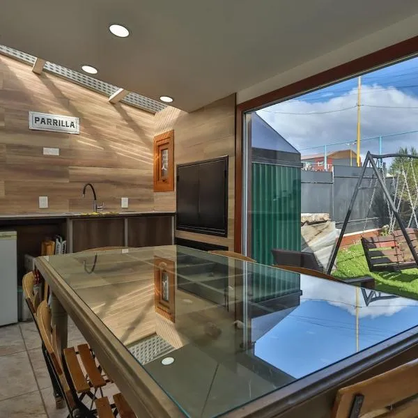 Casa con Quincho, Playroom y jardín en Ushuaia, hotel em Ushuaia