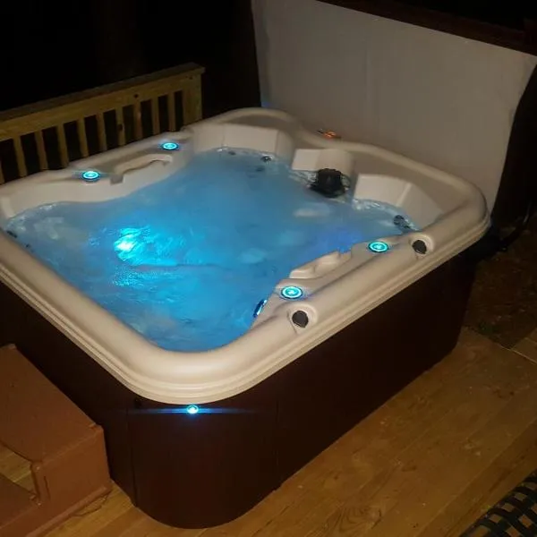 Appalachian Cabin- Trout Stream Firepit Hot Tub、エリジェイのホテル
