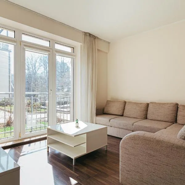 Modern Flat near City Center with Parking, Smart TV & Wi-Fi, hotell i Rīga
