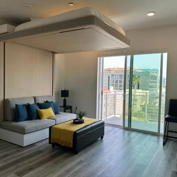 Heart of Hollywood-Walk of Fame 1bd Studio with View -Free parking, balcony, wifi, rooftop, gym, upscale amenities, hotel in Los Angeles