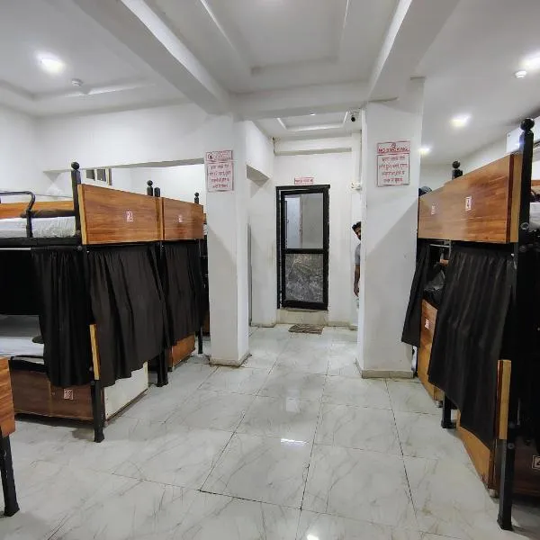 aaram ac dormitory, hotel en Ahmedabad
