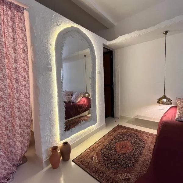 Tahom villas - Vagator Goa - Next to Market - 5mins from Goya & beach, hotel em Vagator