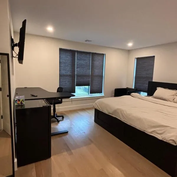 Modern bedroom in Weymouth with private bath, hotel din Weymouth