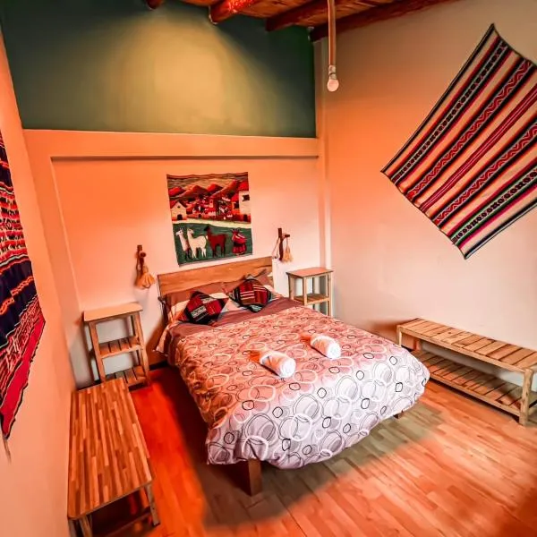 "CASITA DE GERANIOS " con cocina , sala , patio amplio y cochera privada, hotel in Chivay