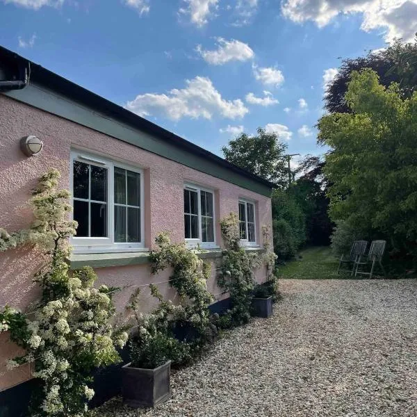 Garden cottage near River Exe, Hotel in Brampford Speke