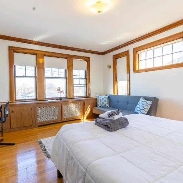 Sunny Private Bedroom #B, hotel em Boston