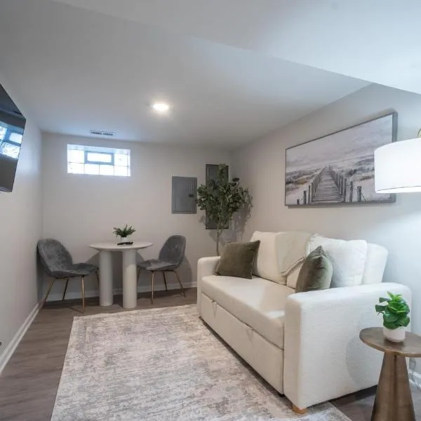 A Charming Modern Chic Basement Apartment, hotell i Chicago