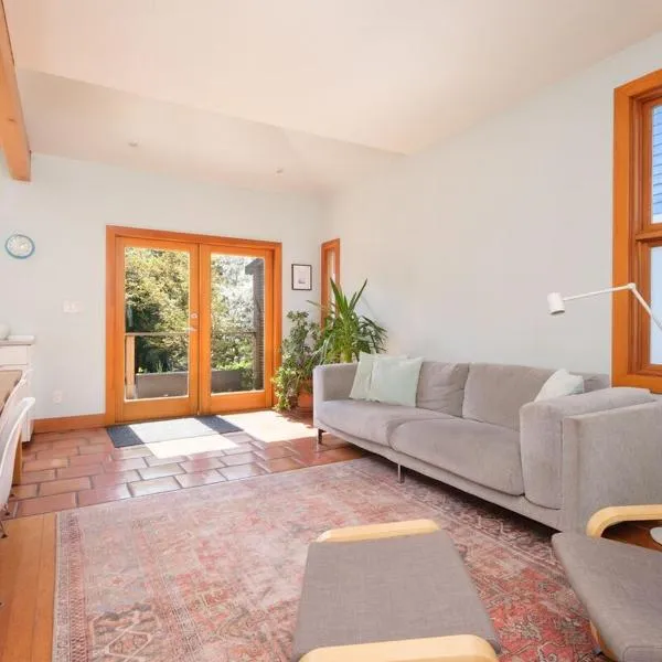 Cozy Heritage Home Near Main St, hotell i Vancouver