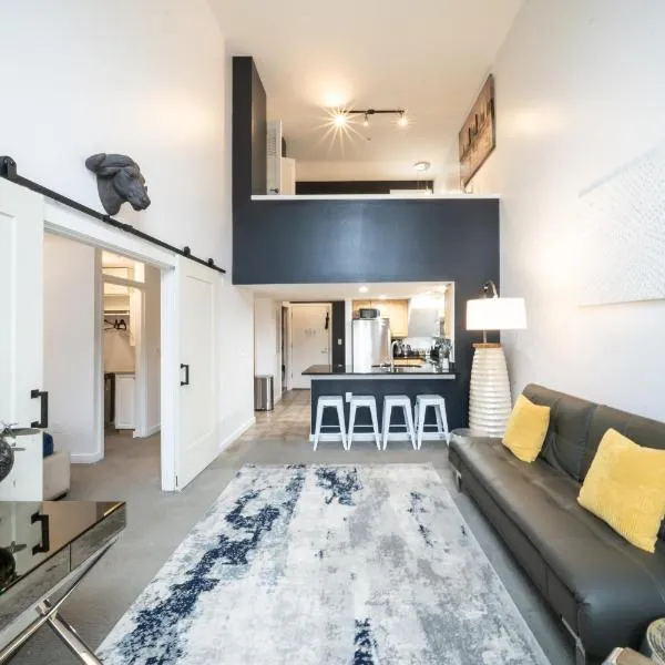Modern Downtown Top Floor Penthouse With Bay Views，位于西雅图的酒店