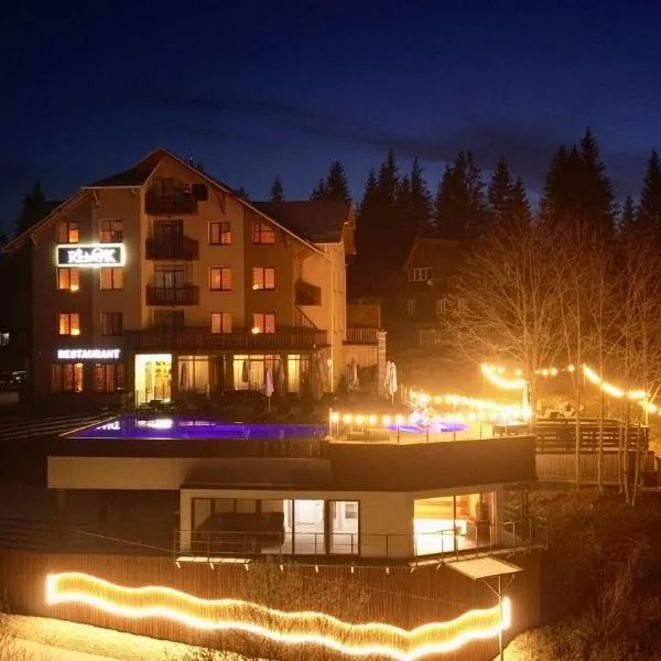 Rich OAK - готель з відкритим панорамний басейном，位于亚布卢尼齐亚的酒店